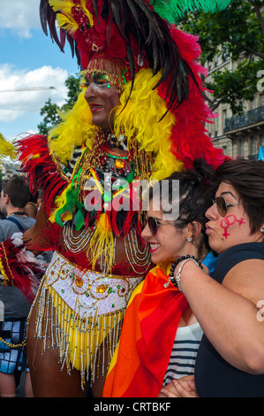 Paris, Frankreich, Gruppe Leute, Frauen, Posen, Teilnehmer, farbenfrohe Travestie in unverschämtem Kostüm, posieren für Fotografen, beim jährlichen Gay Pride Karneval (LGBT) Stockfoto