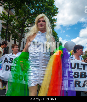 Paris, Frankreich, Transvestiten, männlich, in Kleidung, Perücke, marschieren in "Gay Pride" (LGBT) Regenbogen Flagge Stockfoto