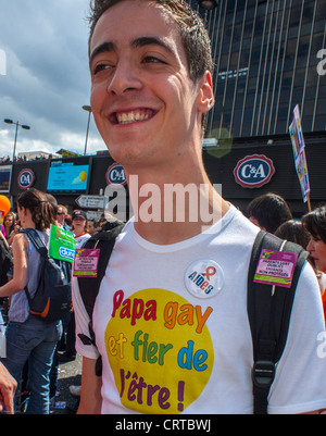 Paris, Frankreich, stolzer, junger Schwuler mit T-Shirt, Marching in the Gay Pride March (LGBT) Trikotslogan, Gay Rights Struggle, Eltern LGBTQ+ (ADJUTANTEN) Teens Pride Parade, französische Männer Stockfoto