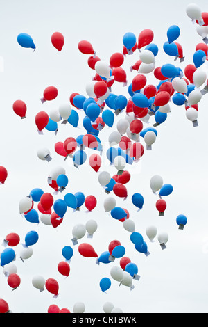Rot, weiß und blau farbigen Ballons vor einem weißen Himmel Stockfoto