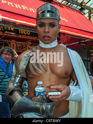 Paris, Frankreich, Porträt, männliches Modell, Transvestit, in ursprünglichen Kostüm, Gay Pride (LGBT) französische Trinkwasser Stockfoto