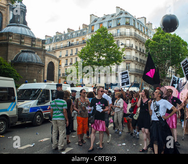 Paris, Frankreich, Act up AIDS-Aktivisten vor der Straße protestieren gegen Anti-Homosexuell Pride March, Demonstration, vor der Saint Nicolas Church, (LGBT) Homosexuell Rechte Kampf, unterstützt Protest Stockfoto