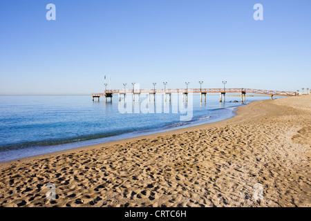 Ruhigen Landschaft von einem Sandstrand und einem Holzsteg an Costa Del Sol zwischen Resort von Marbella und Puerto Banus in Spanien. Stockfoto