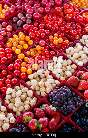 Auswahl an Beeren und Tomaten zum Verkauf an Jean Talon Market, Montreal, Quebec Stockfoto