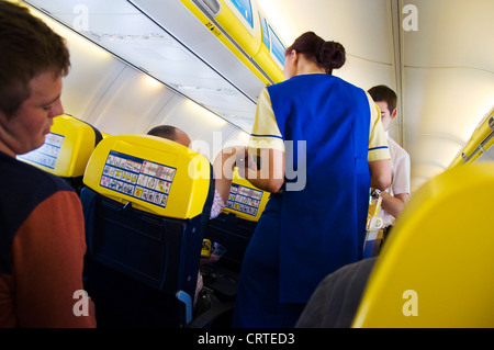 Flugbegleiter an Bord eines Ryanair Flug verkaufen Getränke und snacks Stockfoto