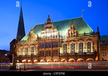 Rathaus in Bremen zur blauen Stunde. Im Vordergrund eine Straßenbahn vorbei. Langzeitbelichtung - Bewegungsunschärfe. Stockfoto