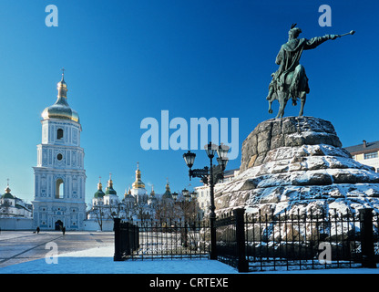 Kiew, Ukraine. Das Denkmal für Bogdan Khmelnitski und Bell Tower von Saint Sophia Kathedrale Stockfoto