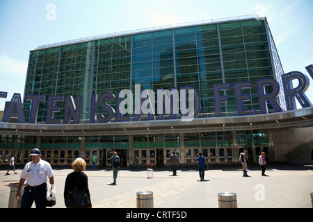 Staten Island Ferry terminal Eingang in Manhattan, New York City Blende Stockfoto