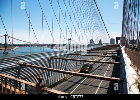 New York City Manhattan Symbol ikonischen Brooklynbrücke nach unten in Richtung der Verkehr unten & Manhattan Bridge hinter Stockfoto