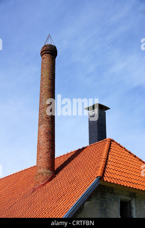 Das Dach und Schornstein mit blauem Himmel Stockfoto