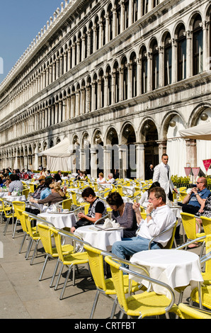 Menschen genießen die Sonne im Freien in einer Bar Restaurant St. Markus Platz Venedig (Venezia)-Venetien-Italien-Europa