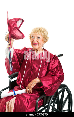 Behinderte ältere Frau entfernt ihre Abschluss-Kappe, um es in die Luft zu werfen. Isoliert auf weiss. Stockfoto