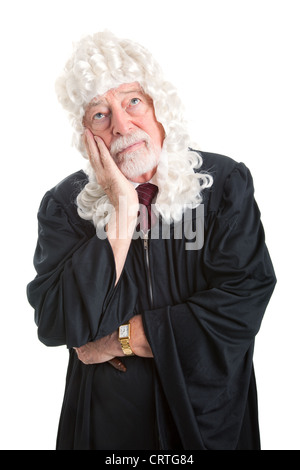 Britischer Stil Richter trägt eine Perücke und einen gelangweilten Ausdruck. Isoliert auf weiss. Stockfoto