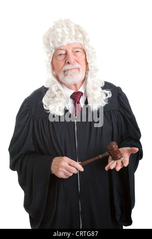 Britischer Stil Richter das Tragen einer Perücke. Isoliert auf weiss. Stockfoto