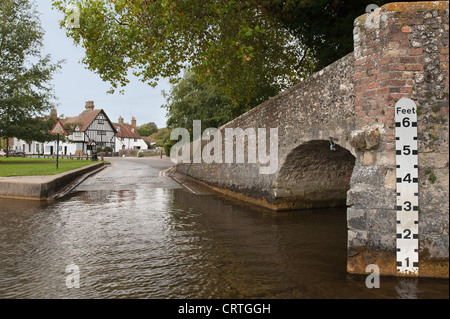 Eynsford Ford bucklig unterstützt hübsche Braut über Fluß Darent Stockfoto