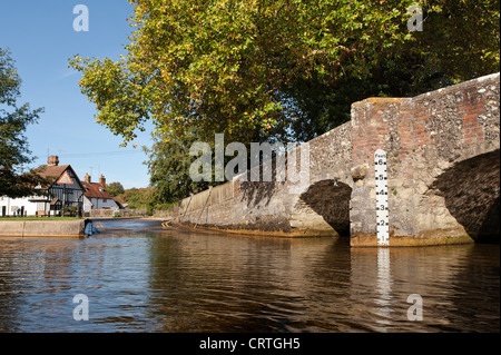 Eynsford Ford bucklig unterstützt hübsche Braut über Fluß Darent Stockfoto