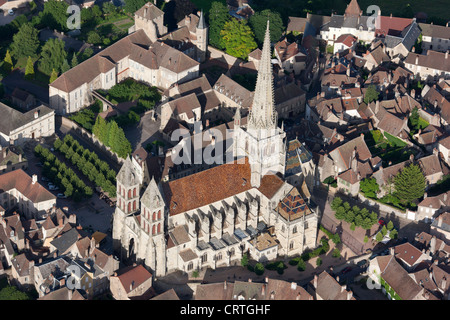 LUFTAUFNAHME. Saint-Lazarus Kathedrale. Autun, Saône-et-Loire, Bourgogne-Franche-Comté, Frankreich. Stockfoto