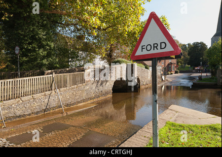 Eynsford Ford bucklig unterstützt hübsche Braut über Fluß Darent Stockfoto