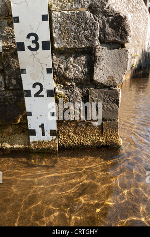 Fluss Wasser Höhe Personal Marker auf Fluß Darent an der Furt, wo Sie durch die Darent fahren kann Stockfoto