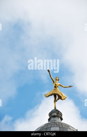 Skulptur von Ballerina auf Victoria Palace Theatre. Victoria Street. London, England Stockfoto