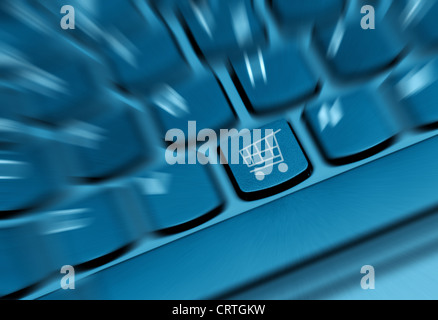 Online-Shopping Konzept - Detail des Schlüssels mit Warenkorb-Symbol auf Tastatur Stockfoto
