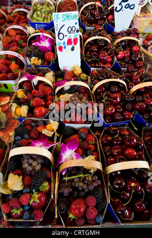 Frische Beeren auf Jean Talon Market. Montreal, Quebec, Kanada. Stockfoto