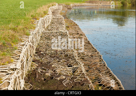 Eingesperrte Rock Riprap in Edelstahl-Rahmen als ein struktureller Baustein Böschung für See einmal ehemaligen Zeche Website verwendet Stockfoto