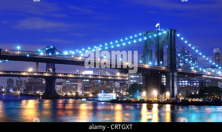 Brooklyn Bridge und Manhattan Bridge über den East River Richtung Brooklyn in New York City. Stockfoto