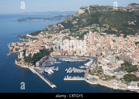 LUFTAUFNAHME. Fürstentum Monaco mit Hercules Port und Monte-Carlo. Oberhalb der Klippe befindet sich der Aussichtspunkt Tête de Chien (550 m ü.d.M.) in La Turbie, Frankreich. Stockfoto