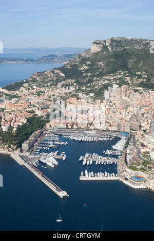 LUFTAUFNAHME. Hercules Port im Fürstentum Monaco. Oberhalb der Klippe befindet sich der Aussichtspunkt Tête de Chien (550 m ü.d.M.) in La Turbie, Frankreich. Stockfoto