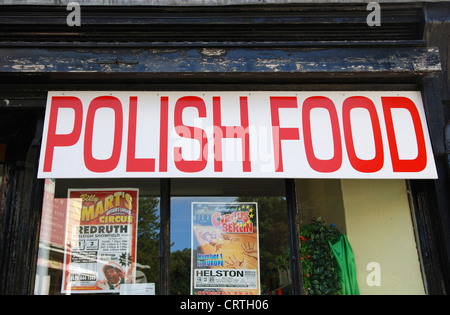 Ein Tante-Emma-Laden in Redruth, Cornwall, Werbung polnisches Essen Stockfoto