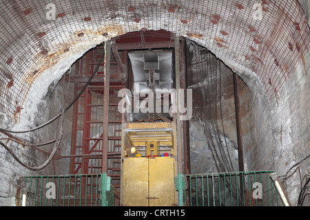 Aufzug in einem Salz Mine in einer Tiefe von 300 Metern, Soledar, Donezk, Ukraine Stockfoto