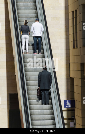 Menschen auf mechanische Treppe bei Lerida Citycentre, Katalonien, Spanien Stockfoto