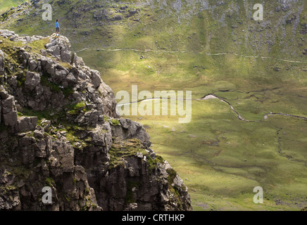 Ein Wanderer blickt auf Gillercombe Tal von grau Knotts im Lake District, UK. Stockfoto