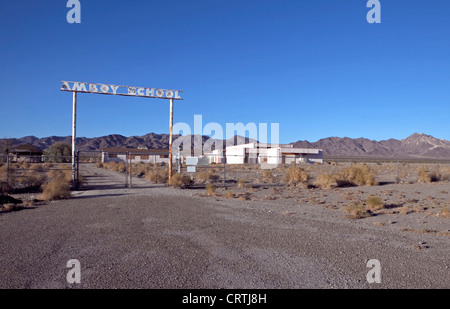 Die stillgelegten Amboy School on The Historic Route 66 durchläuft Amboy in Mojave-Wüste, Kalifornien, Vereinigte Staaten Stockfoto