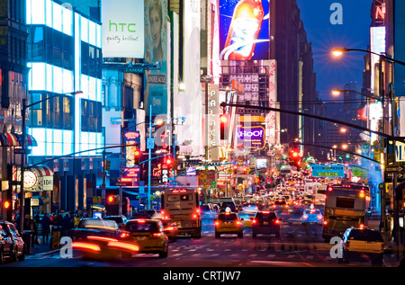 Times Square New York Straßen bei Nacht Verkehr Manhattan Stockfoto