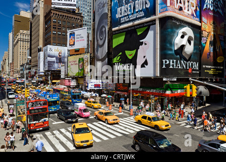 Verkehr und Taxis auf Seventh Avenue, Times Square, New York City. Stockfoto