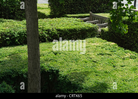 Parkbank im Garten der St Mary Somerset Gardens. Upper Thames Street, City of London, Großbritannien. 2012 2010s HOMER SYKES Stockfoto