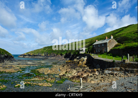 Port Quin, Portquin, Cornish Porthgwynn ist eine kleine Bucht und Weiler zwischen Port Isaac und Polzea entlang der Nordküste von Cornwall Stockfoto