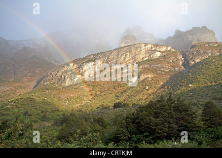 Regenbogen über die Cuernos Gipfel im Nationalpark Torres del Paine Stockfoto