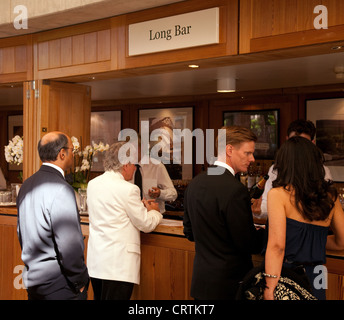 Menschen in der Long Bar bestellen Champagner, Glyndebourne Opera Festival, Lewes Sussex UK Stockfoto