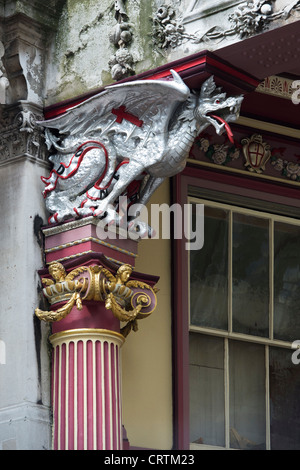 Silberne Drache Spalte Dach unterstützt. Leadenhall Market. Gracechurch Street / Lime Street. East End, London, England Stockfoto