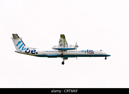 FLybe Bombardier Dash 8 Q400 Verkehrsflugzeug G-JECZ auf Annäherung an London Gatwick Flughafen West Sussex England Großbritannien Stockfoto