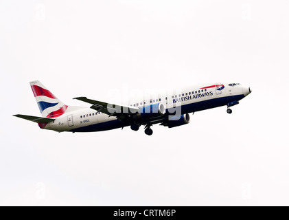 British Airways Boeing 737-436-Verkehrsflugzeug G-DOCL auf Annäherung an London Gatwick Flughafen West Sussex England Großbritannien Stockfoto