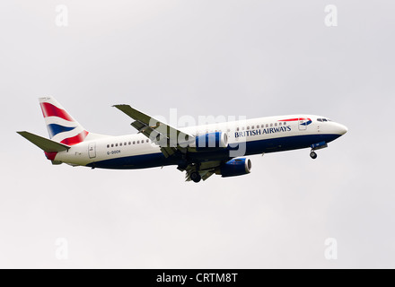 British Airways Boeing 737-436-Verkehrsflugzeug G-DOCH auf Annäherung an London Gatwick Flughafen West Sussex England Großbritannien Stockfoto