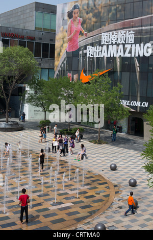 In der gehobenen Einkaufsviertel der Sanlitun in Beijing, China Stockfoto