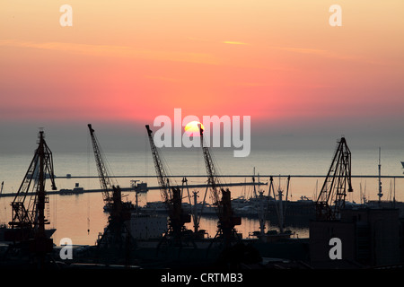 Sonnenaufgang im Hafen von Odessa, Ukraine Stockfoto