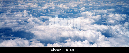 Blick aus dem Flugzeug: Wolken verstreut Stockfoto