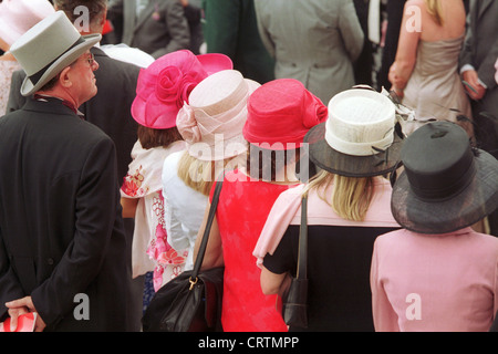 Zuschauer bei den Epsom Downs Racecourse am Tag des englischen Derby mit Hut und Zylinder Stockfoto