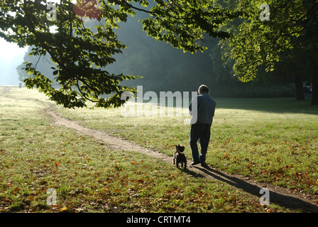 Mann mit Hund im park Stockfoto